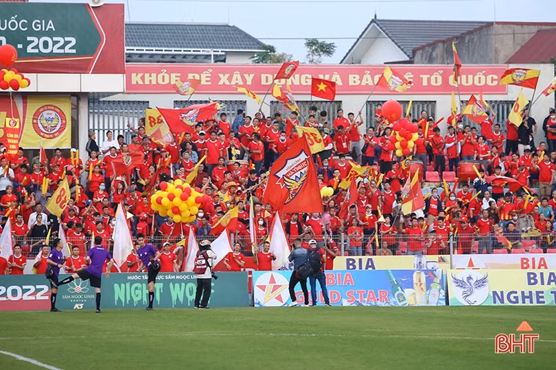 Hàng nghìn cổ động viên phủ đỏ sân Hà Tĩnh, tiếp lửa cho đội nhà