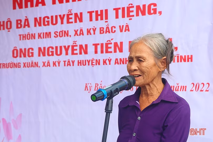 Bàn giao 2 nhà nhân ái cho hộ nghèo ở huyện Kỳ Anh