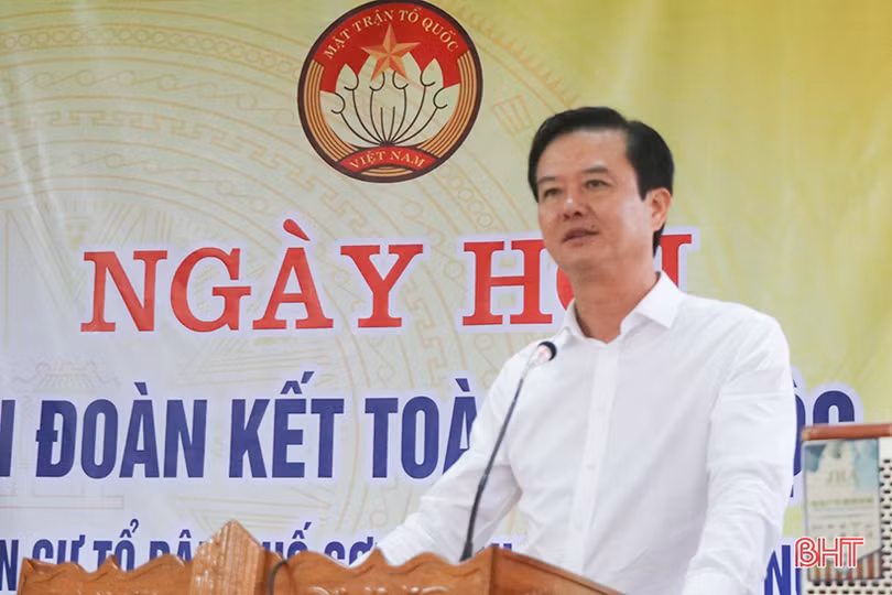 Phó Chủ tịch UBND tỉnh Trần Báu Hà chung vui Ngày hội Đại đoàn kết tại Can Lộc