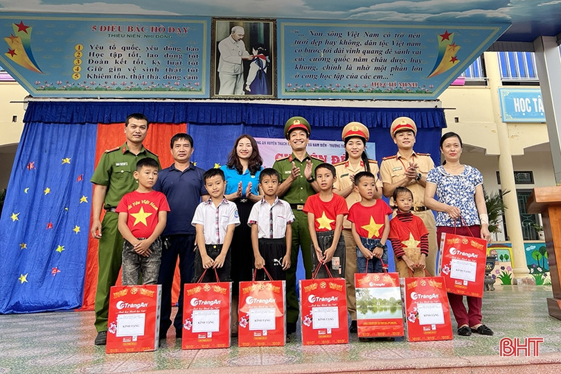 Phổ biến pháp luật về ATGT cho gần 2.000 người dân, học sinh Thạch Hà