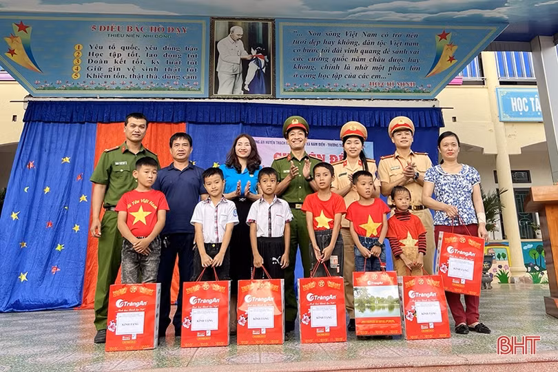 Phổ biến pháp luật về ATGT cho gần 2.000 người dân, học sinh Thạch Hà