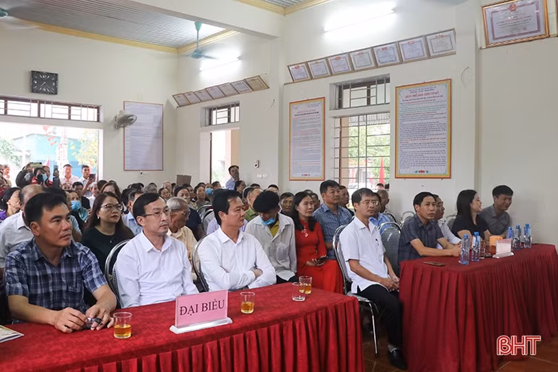 Phó Chủ tịch UBND tỉnh Trần Báu Hà chung vui Ngày hội Đại đoàn kết tại Can Lộc