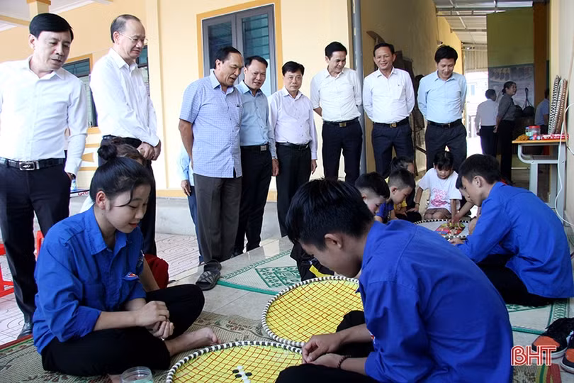 Trưởng ban Tổ chức Tỉnh ủy chung vui ngày hội đại đoàn kết ở Nghi Xuân