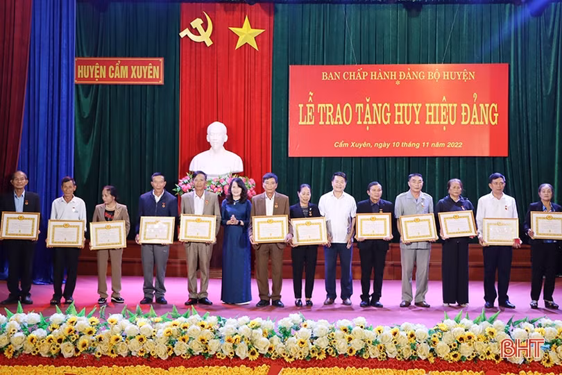Cẩm Xuyên trao tặng Huy hiệu Đảng cho 140 đảng viên