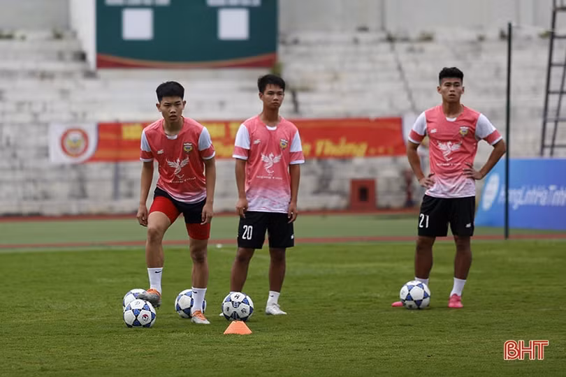 U21 Hồng Lĩnh Hà Tĩnh: Có ngoại binh lò Barcelona, nhiều gương mặt tuyển trẻ Việt Nam