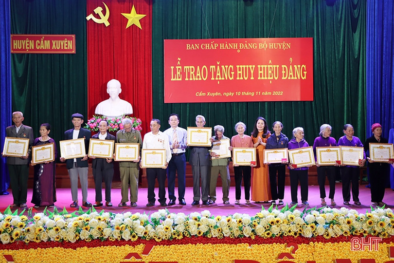 Cẩm Xuyên trao tặng Huy hiệu Đảng cho 140 đảng viên