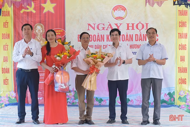 Lãnh đạo tỉnh chung vui ngày hội đoàn kết tại Thạch Hà, Hương Khê