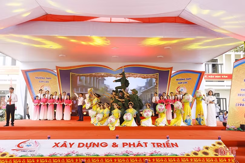 Lãnh đạo tỉnh Hà Tĩnh dự lễ kỷ niệm thành lập các trường THPT