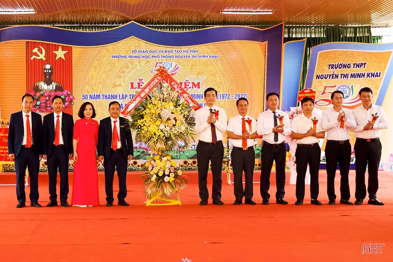 Lãnh đạo tỉnh Hà Tĩnh dự lễ kỷ niệm thành lập các trường THPT