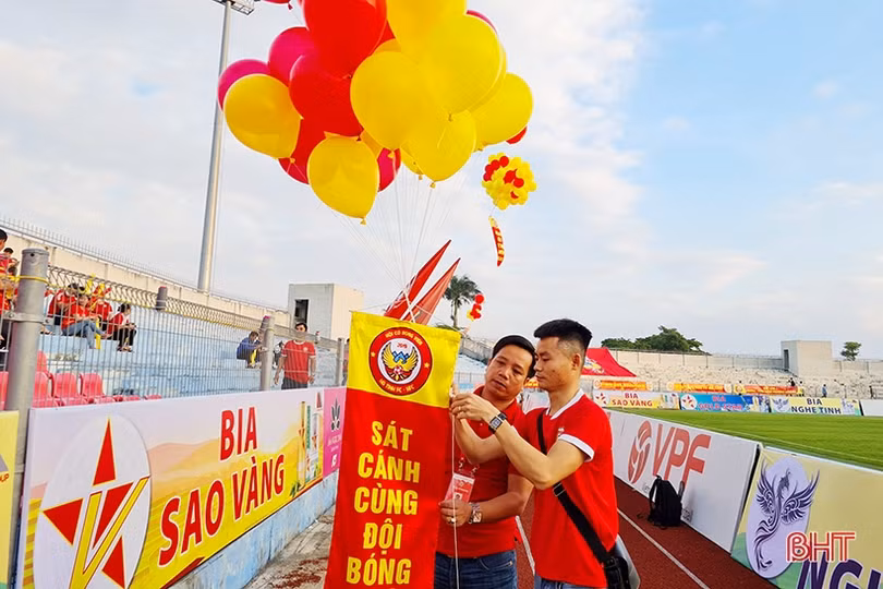 Hàng nghìn cổ động viên phủ đỏ sân Hà Tĩnh, tiếp lửa cho đội nhà