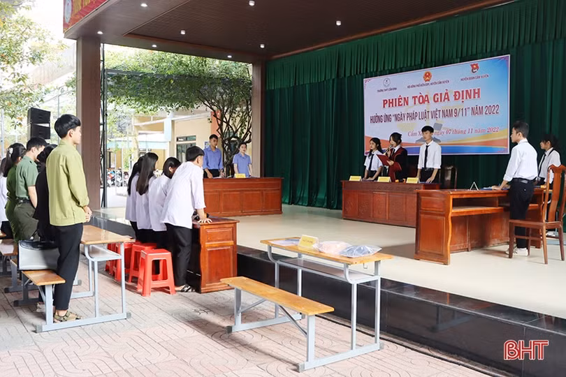 Phiên tòa giả định giáo dục pháp luật cho hơn 1.300 học sinh ở Cẩm Xuyên