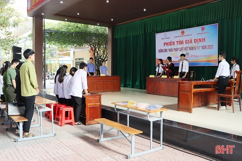 Phiên tòa giả định giáo dục pháp luật cho hơn 1.300 học sinh ở Cẩm Xuyên