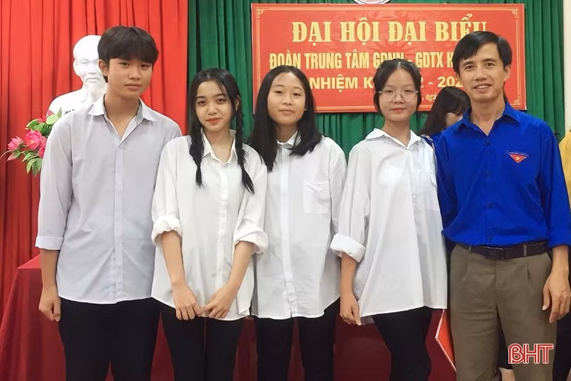 Mắc bệnh hiểm nghèo, thầy giáo vùng biên Hà Tĩnh vẫn miệt mài gieo chữ