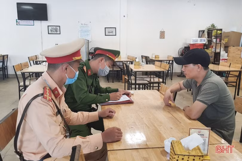 Công an TP Hà Tĩnh dán thông báo phạt nguội hàng chục phương tiện dừng, đỗ sai quy định
