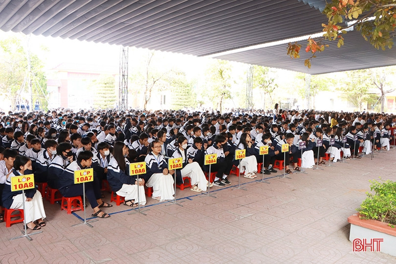 Phiên tòa giả định giáo dục pháp luật cho hơn 1.300 học sinh ở Cẩm Xuyên