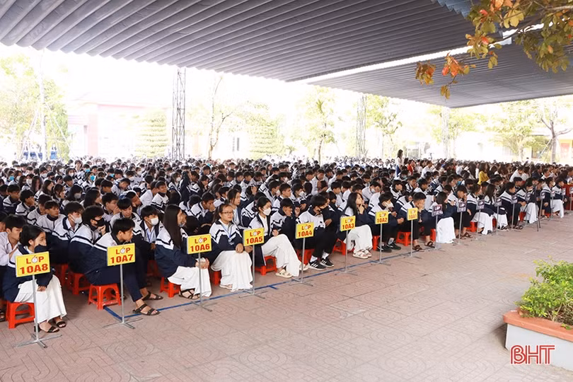 Phiên tòa giả định giáo dục pháp luật cho hơn 1.300 học sinh ở Cẩm Xuyên