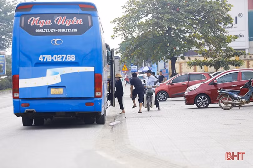 Xe tùy tiện đón, trả khách trước khu vực tượng đài Xô Viết Nghệ Tĩnh