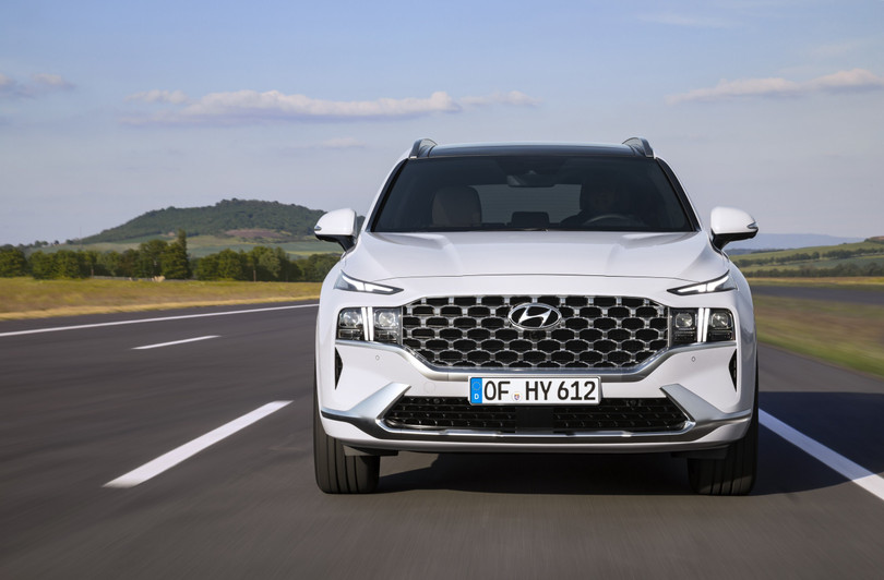 Hyundai Santa Fe Hybrid 2023 êm ái hơn, sang trọng hơn, chốt giá từ 40.725 USD