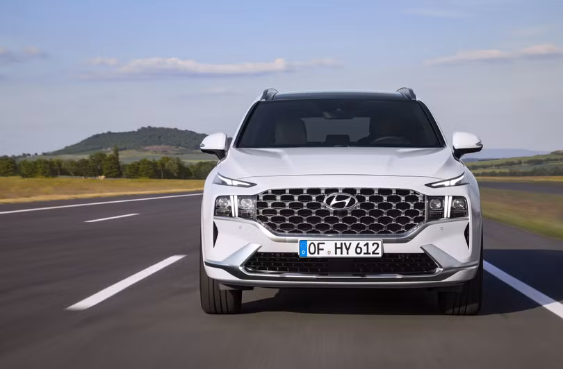 Hyundai Santa Fe Hybrid 2023 êm ái hơn, sang trọng hơn, chốt giá từ 40.725 USD