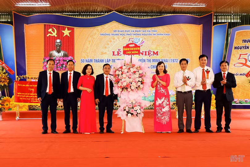 Lãnh đạo tỉnh Hà Tĩnh dự lễ kỷ niệm thành lập các trường THPT