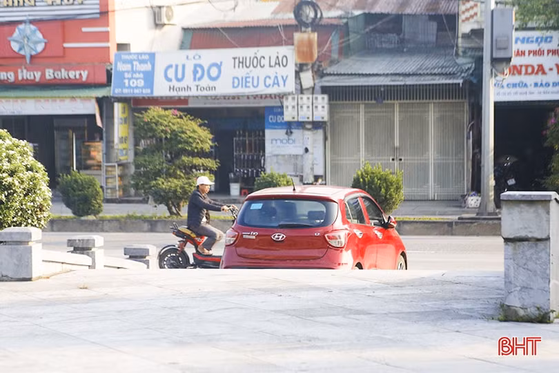 Xe tùy tiện đón, trả khách trước khu vực tượng đài Xô Viết Nghệ Tĩnh