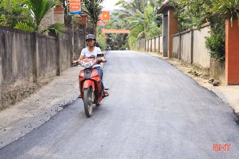 Hơn 1,3 tỷ đồng thảm nhựa đường giao thông ở thị trấn biên giới Hà Tĩnh