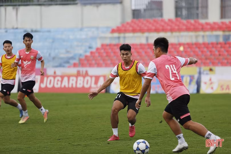 U21 Hồng Lĩnh Hà Tĩnh: Có ngoại binh lò Barcelona, nhiều gương mặt tuyển trẻ Việt Nam