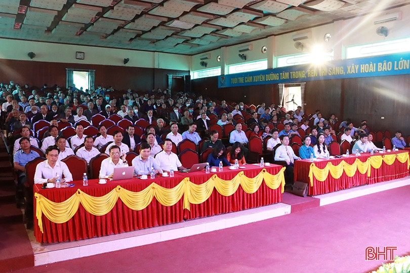 Cẩm Xuyên trao tặng Huy hiệu Đảng cho 140 đảng viên