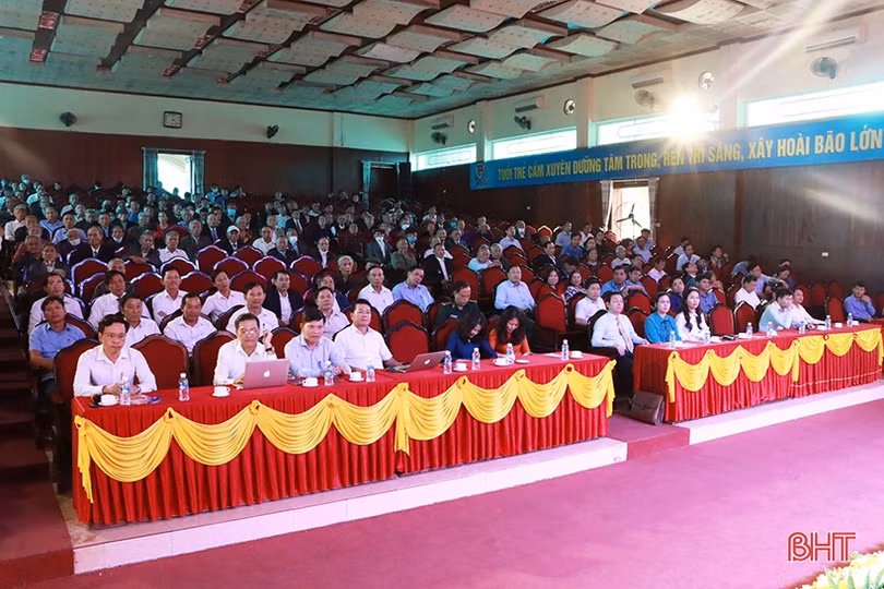 Cẩm Xuyên trao tặng Huy hiệu Đảng cho 140 đảng viên