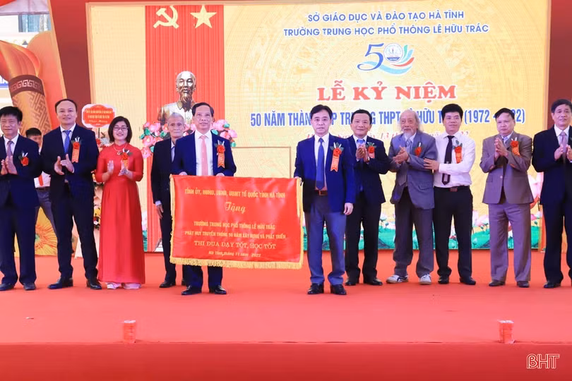 Lãnh đạo tỉnh Hà Tĩnh dự lễ kỷ niệm thành lập các trường THPT