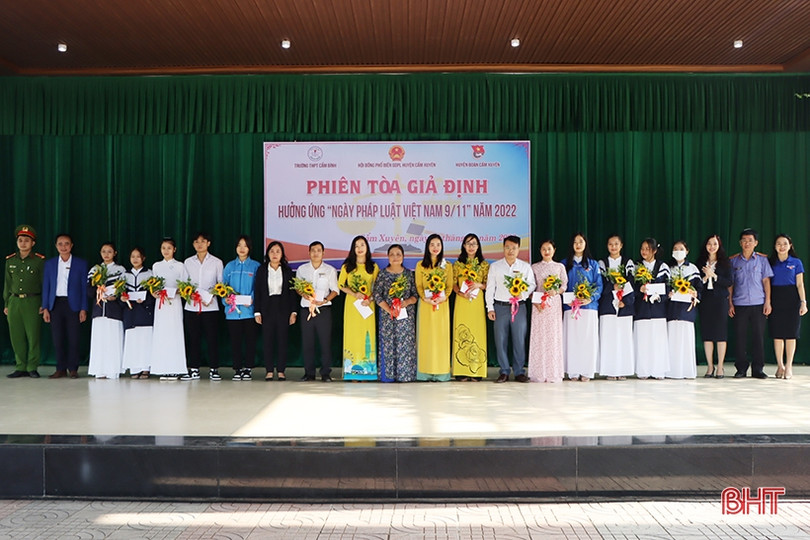 Phiên tòa giả định giáo dục pháp luật cho hơn 1.300 học sinh ở Cẩm Xuyên