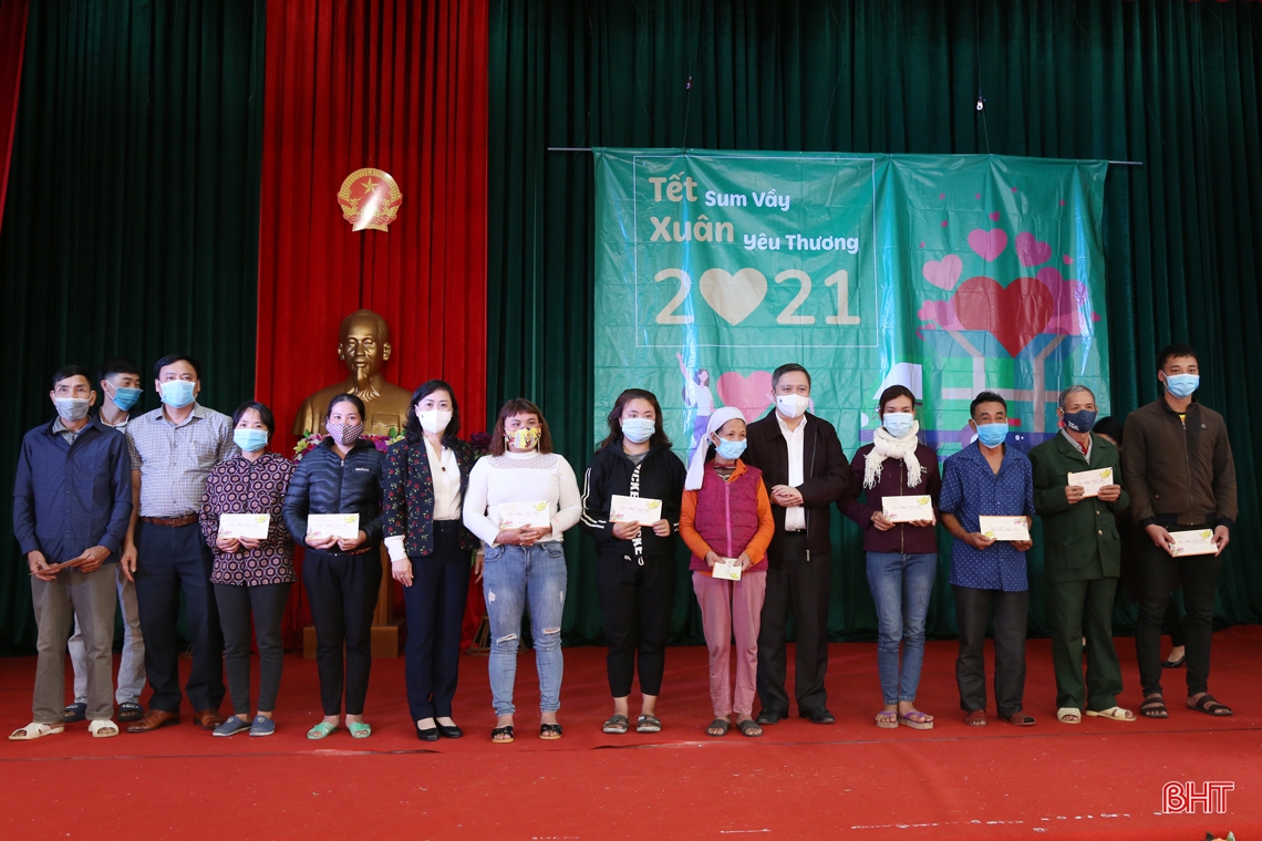 Chủ tịch UBND tỉnh Trần Tiến Hưng tặng quà tết cho bà con vùng thượng Kỳ Anh