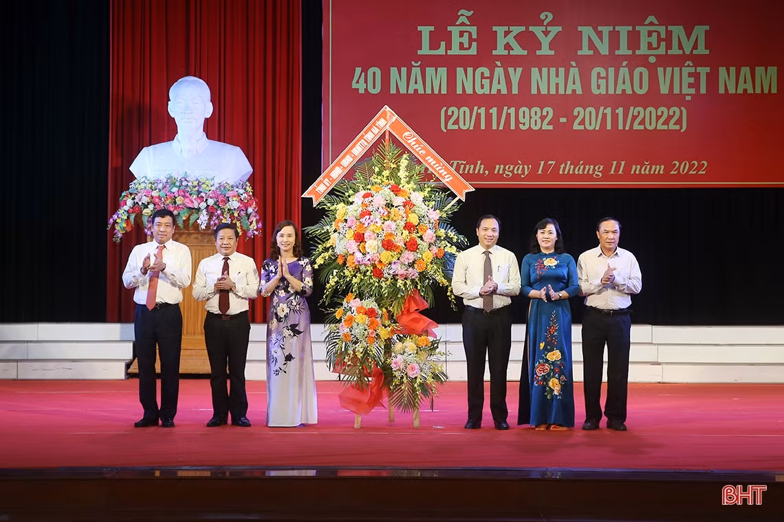 Tiếp tục xây dựng đội ngũ nhà giáo Hà Tĩnh tâm huyết, trách nhiệm, đạo đức trong sáng, chuyên môn, nghiệp vụ giỏi