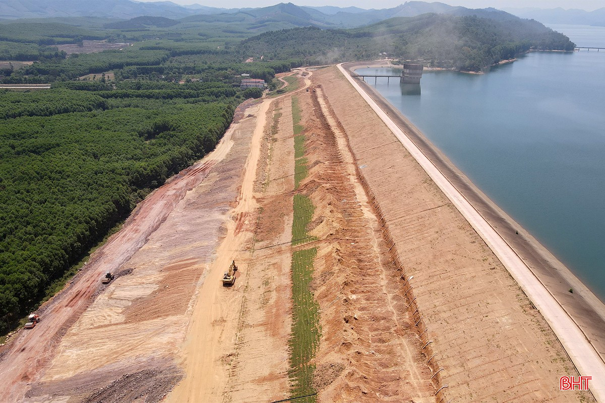 ចម្ងាយប្រហែល 50m គឺជាតំបន់សាងសង់សម្រាប់កែលម្អ និងជួសជុលទំនប់ទឹកដ៏សំខាន់នៃបឹង Ke Go ។ បច្ចុប្បន្ននេះ អ្នកម៉ៅការបានបញ្ចប់ការរុះរើដីដែលមានអាកាសធាតុ ហើយបានចាប់ផ្តើមការងារពង្រឹងទំនប់មេ។ bqbht_br_nang-cap-ho-ke-go-211bc.jpg