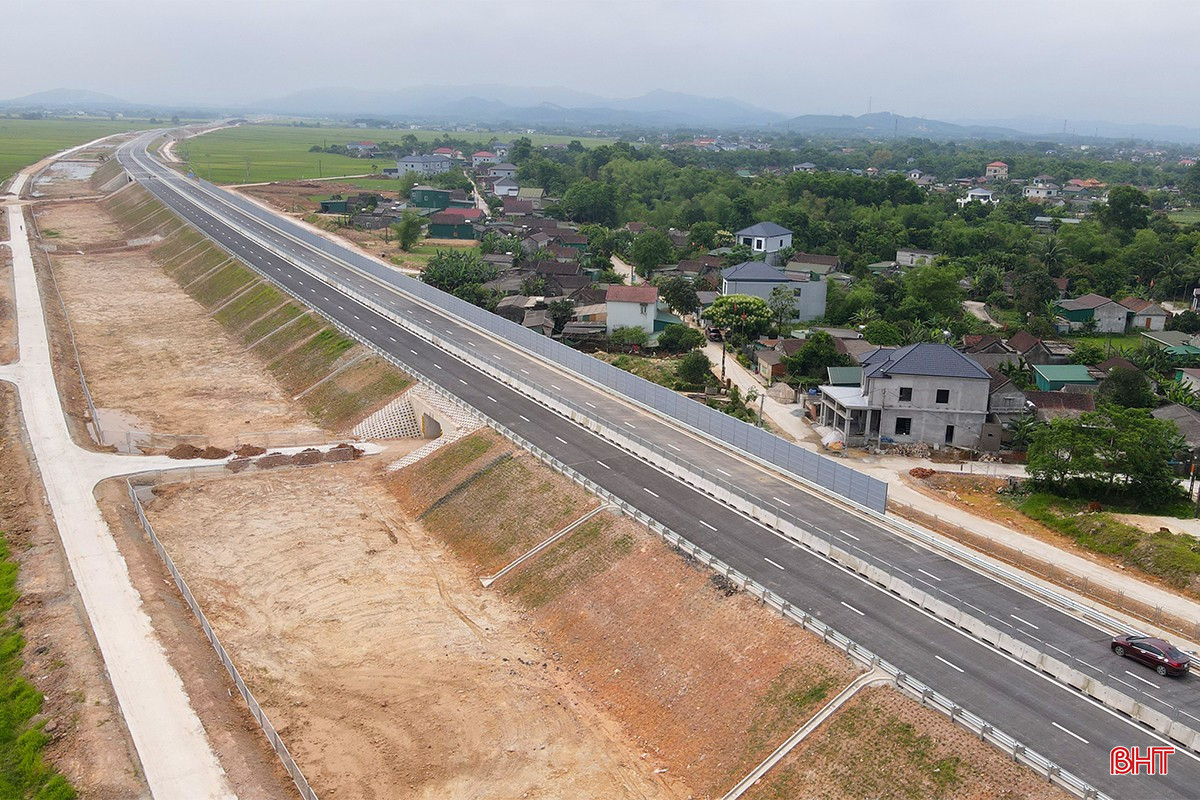 バイヴォットからブンアンまでの高速道路を走行する場合、ドライバーは道路の一部に数百メートルにわたる防音壁が張られているのを簡単に見ることができます。写真:カムスエン県カムタック村のハムギ-ブンアン高速道路に設置された長さ約500メートルの防音パネル。 bqbht_br_tam-chong-on-cao-toc-9a.jpg