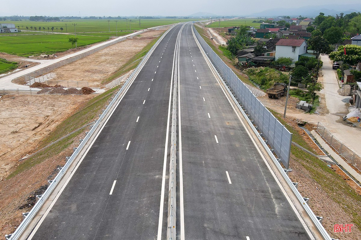 これについて、バイヴォット・ハムギ高速道路プロジェクト管理委員会(建設省タンロンプロジェクト管理委員会)のグエン・ダン・クオン氏は次のように説明した。「ルートの右側では、住宅地や学校がルートの左側よりも高速道路に近いです。」高速道路の左側には、住宅地と隣接する学校から離れた空き地がまだ残っています。この空き地は整地されており、高速道路の完全な段階の建設に備えています。 bqbht_br_tam-chong-on-cao-toc-9.jpg
