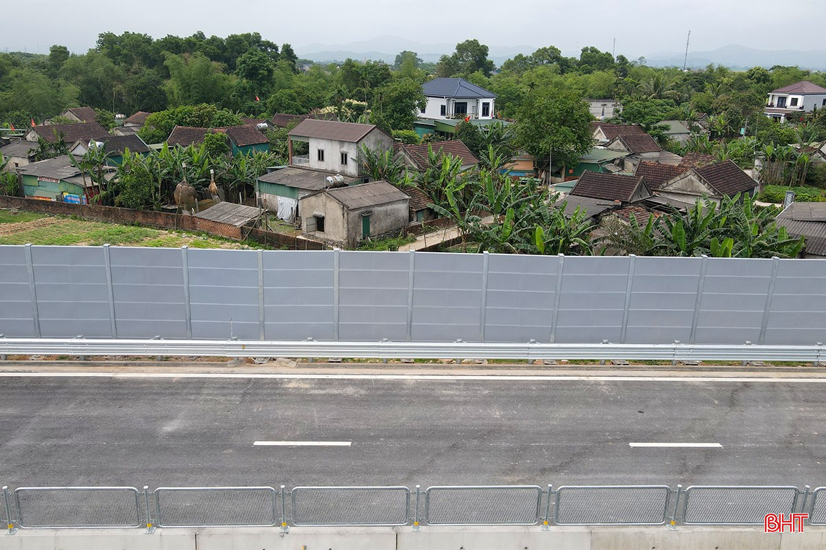 同様に、バイヴォット-ハムギ高速道路区間では、ドンロック町キムソンチュオンコミューン(カンロック地区)に防音壁を設置する場所が3か所あります。 bqbht_br_tam-chong-on-cao-toc-10.jpg