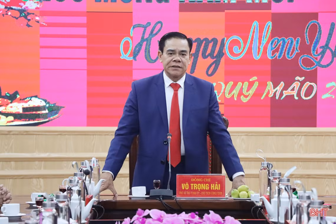 Lãnh đạo Hà Tĩnh tặng quà, động viên các đơn vị làm nhiệm vụ xuyên tết