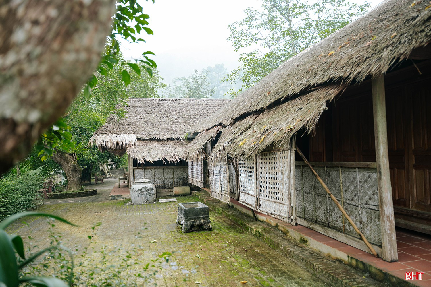 «ព្រលឹងនៃជនបទ» ត្រូវបានបញ្ចូលក្នុងតំបន់ទេសចរណ៍អេកូឡូស៊ីហៃធឿង៖ រូបភាពនៃផ្ទះដំបូលស្លឹកដែលគ្របដណ្ដប់ដោយស្លែ គ្រឹះអណ្តូងដែលប្រឡាក់ដោយពេលវេលា... ទាំងអស់នេះរំលឹកឡើងវិញនូវរបៀបរស់នៅសាមញ្ញ និងស្ងប់ស្ងាត់នៅជនបទកាលពីអតីតកាល។ bqbht_br_19.jpg