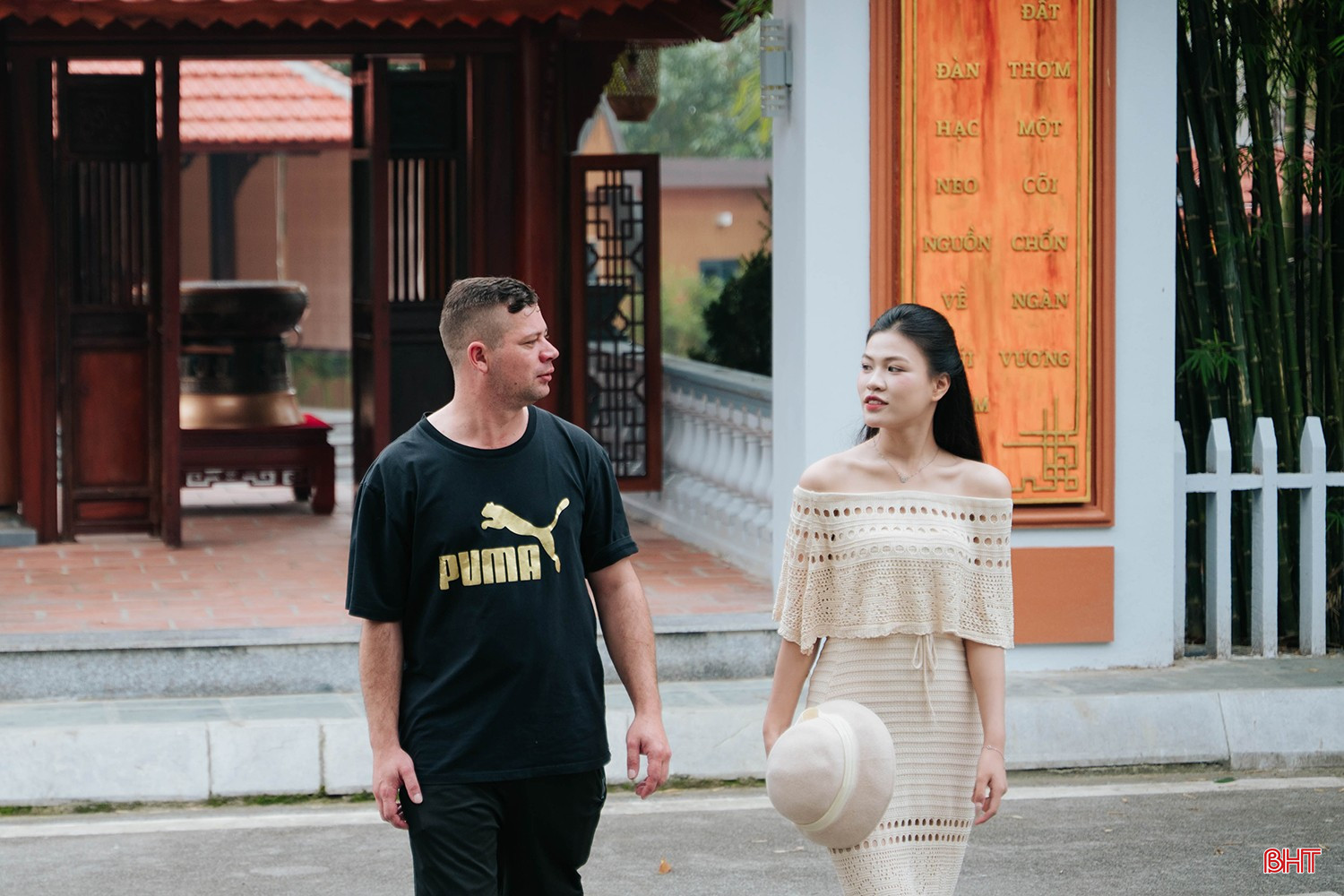 ថ្ងៃនេះ អ្នកស្រី Nhu Quynh គឺជាមិត្តភក្តិអន្តរជាតិរបស់គាត់មកពីអាហ្វ្រិកខាងត្បូង គឺលោក Roan-Zain Claassen។ ដោយមានស្មារតីរុករកគ្មានព្រំដែន អ្នកស្រី Roan-Zain នាំមកនូវទស្សនៈថ្មីស្រឡាង និងបើកចំហរ ដោយរួមចំណែកដល់ការតភ្ជាប់ និងផ្សព្វផ្សាយរឿងរ៉ាវវប្បធម៌ និងសម្រស់ធម្មជាតិរបស់ទីក្រុង Ha Tinh ដល់មិត្តភក្តិអន្តរជាតិ។ bqbht_br_24.jpg