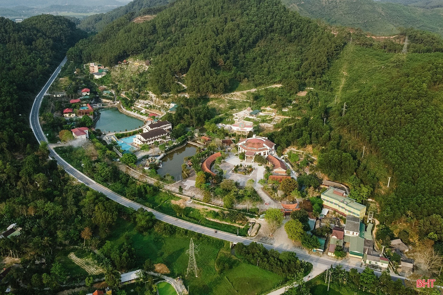 ស្ថិតនៅក្នុងឃុំហឿងសើន កណ្តាលព្រៃស្រល់ដ៏ធំល្វឹងល្វើយ នៅជាប់នឹងទីតាំងប្រវត្តិសាស្ត្ររបស់គ្រូពេទ្យល្បីឈ្មោះ ហៃធឿងឡាន អុងឡេហ៊ូវត្រាក់ រមណីយដ្ឋាននេះមានទេសភាពធម្មជាតិដ៏ខៀវស្រងាត់ និងសេវាកម្ម និងបទពិសោធន៍ជាច្រើនប្រភេទ។ នេះគឺជាគោលដៅមួយក្នុងចំណោមគោលដៅដែលត្រូវតែទៅទស្សនានៅពេលមកដល់ហាទីញ។ bqbht_br_he-thong-vuon-canh-3.jpg