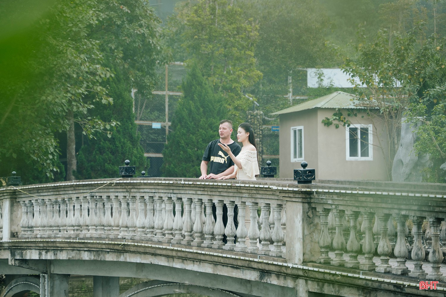 លោក Như Quỳnh បានណែនាំលោក Roan-Zain ដោយបើកចំហអំពីតម្លៃវប្បធម៌ដែលទាក់ទងនឹងតំបន់ទេសចរណ៍អេកូឡូស៊ី Hai Thuong។ តំបន់នេះមិនត្រឹមតែរក្សា និងគោរពតម្លៃវប្បធម៌ប្រពៃណីដែលទាក់ទងនឹងគ្រូពេទ្យដ៏អស្ចារ្យ Hai Thuong Lan Ong Le Huu Trac ប៉ុណ្ណោះទេ ថែមទាំងបង្កើតឡើងវិញនូវវប្បធម៌ក្នុងស្រុករបស់ Huong Son យ៉ាងរស់រវើកផងដែរ ចាប់ពីស្ថាបត្យកម្ម និងជីវិតប្រចាំថ្ងៃ រហូតដល់តម្លៃឱសថបុរាណ។ bqbht_br_9.jpg