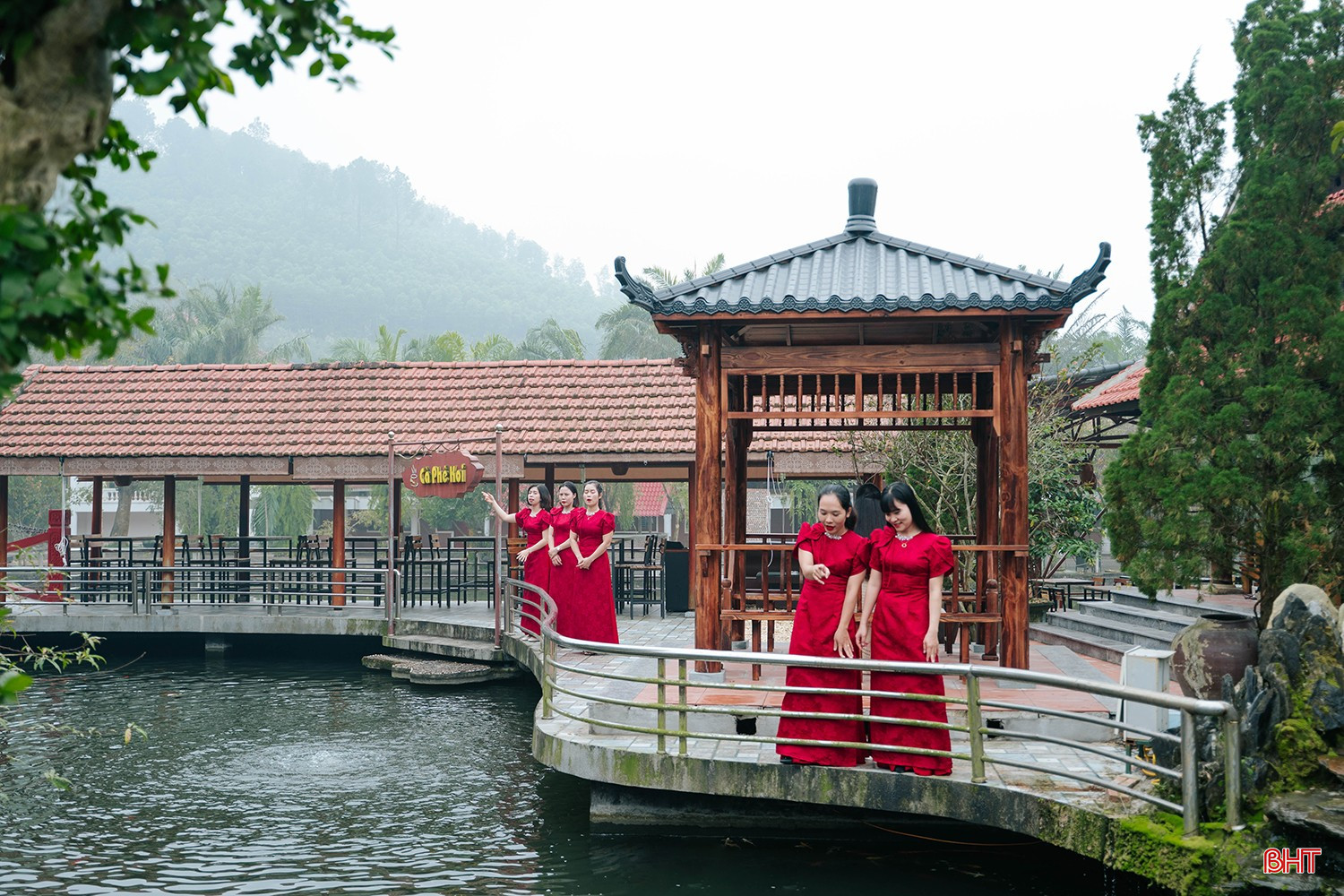 តំបន់ទេសចរណ៍អេកូឡូស៊ីហៃធឿងត្រូវបានសាងសង់លើផ្ទៃដី 20 ហិកតា រួមទាំងសណ្ឋាគារស្តង់ដារផ្កាយ 3 មជ្ឈមណ្ឌលព្រឹត្តិការណ៍ប្រណីត តំបន់ហាងកាហ្វេធំទូលាយ អាងហែលទឹកដែលមានប្រភពទឹកធម្មជាតិគ្របដណ្តប់លើផ្ទៃដីជិត 1,500 ម៉ែត្រការ៉េ តំបន់កម្សាន្ត តំបន់ងូតទឹកភក់រ៉ែសឺនទៀនកាញ តំបន់តាំងពិព័រណ៍ផលិតផលក្នុងស្រុក។ល។ bqbht_br_12.jpg