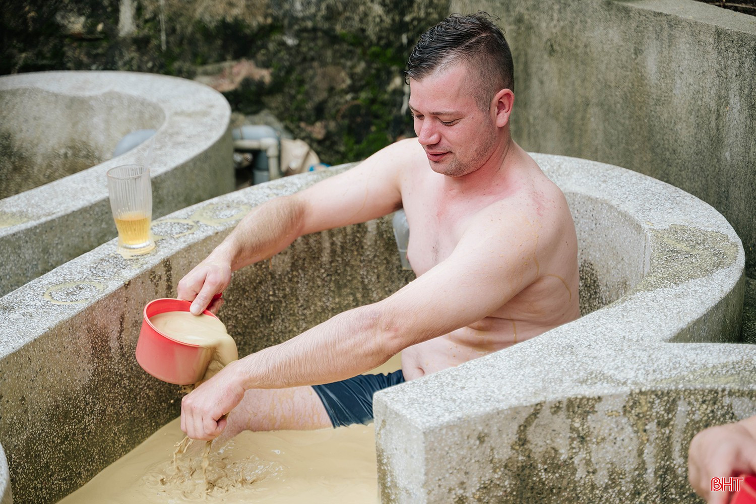 ភក់នេះត្រូវបានបន្សុទ្ធ សម្បូរទៅដោយសារធាតុរ៉ែ និងជួយសម្អាតស្បែក ធ្វើឱ្យរាងកាយសម្រាក និងធ្វើឱ្យចរន្តឈាមប្រសើរឡើង។ តំបន់ងូតទឹកភក់មានទីតាំងស្ថិតនៅកណ្តាលធម្មជាតិដ៏ស្ងប់ស្ងាត់ ដែលផ្តល់នូវអារម្មណ៍ជិតស្និទ្ធ និងភាពស្ងប់ស្ងាត់ ដែលល្អសម្រាប់អ្នកទេសចរដែលស្វែងរកការសម្រាក និងការធ្វើឱ្យស្រស់ស្រាយឡើងវិញបន្ទាប់ពីការធ្វើដំណើររបស់ពួកគេ។ bqbht_br_15.jpg