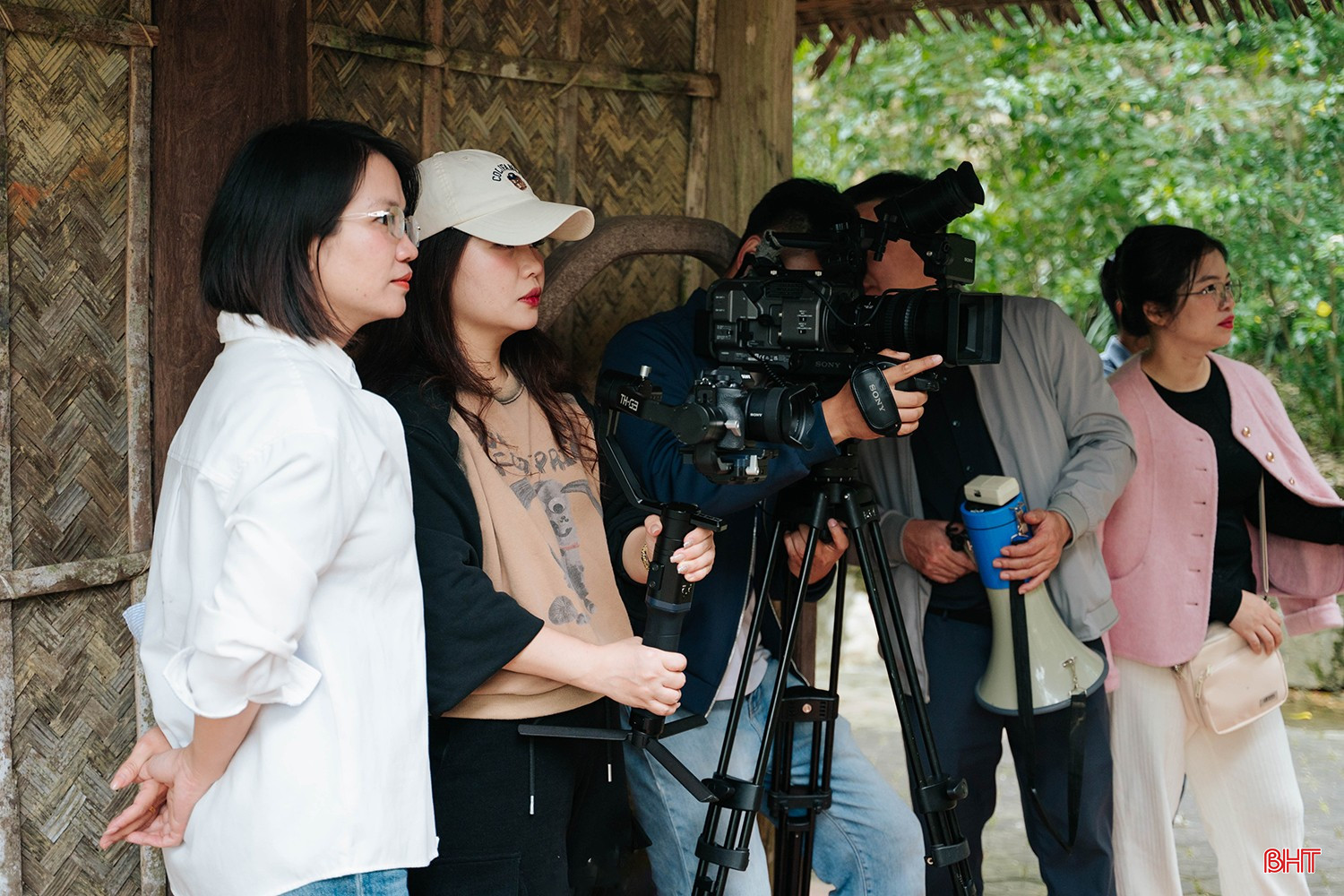 រូបភាពនីមួយៗត្រូវបានរៀបចំយ៉ាងល្អិតល្អន់ដោយក្រុមការងារកាសែត និងវិទ្យុ និងទូរទស្សន៍ហាទិញ ដោយមានស៊ុមដែលបានជ្រើសរើសយ៉ាងយកចិត្តទុកដាក់ ដែលរួមចំណែកដល់ការកសាងឡើងវិញនូវ bqbht_br_20.jpg