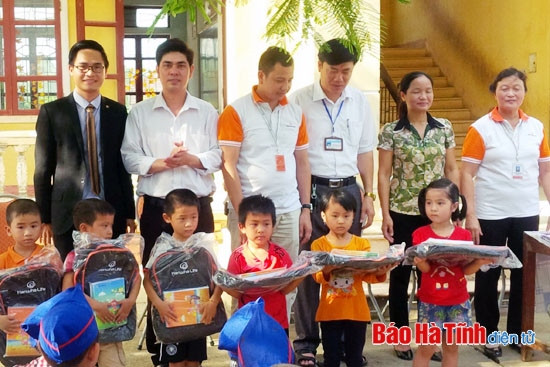 Hanwha Life Việt Nam tặng quà cho học sinh Kỳ Giang ảnh 1