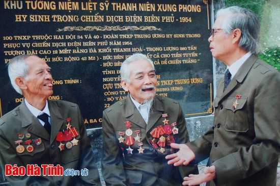 Ông Trịnh Văn Huyền (người ngồi giữa) về thăm lại Ngã ba Cò Nòi (Điện Biên) ngày 10/11/2014. Ảnh do nhân vật cung cấp