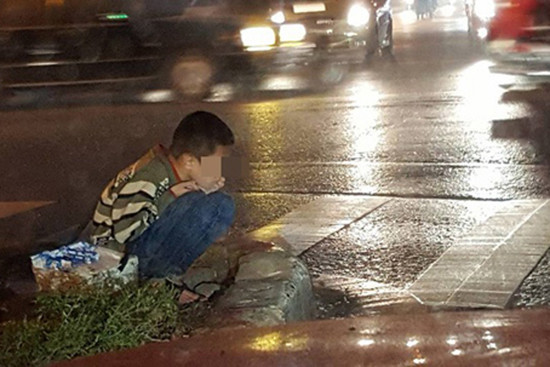 Giám đốc trẻ ở Hà Nội từ chối giúp đỡ cậu bé ăn xin và thái độ bất ngờ của mọi người ảnh 2 giam doc tre o ha noi tu choi giup do cau be an xin va thai do bat ngo cua moi nguoi