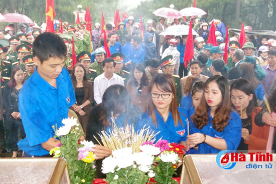 quy tap an tang hai cot 2 liet sy vua tim duoc o cam xuyen