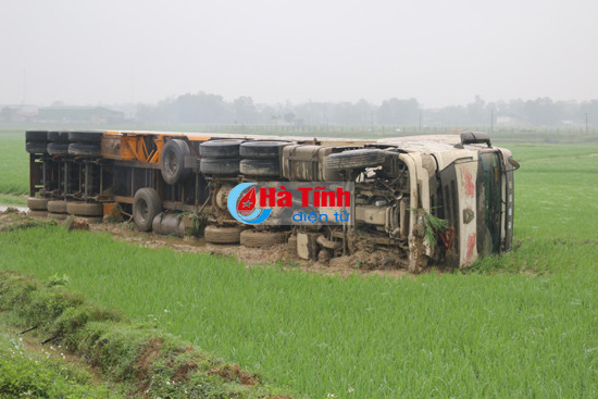 no lop xe container dam ban nguoc chieu lat nghieng giua ruong